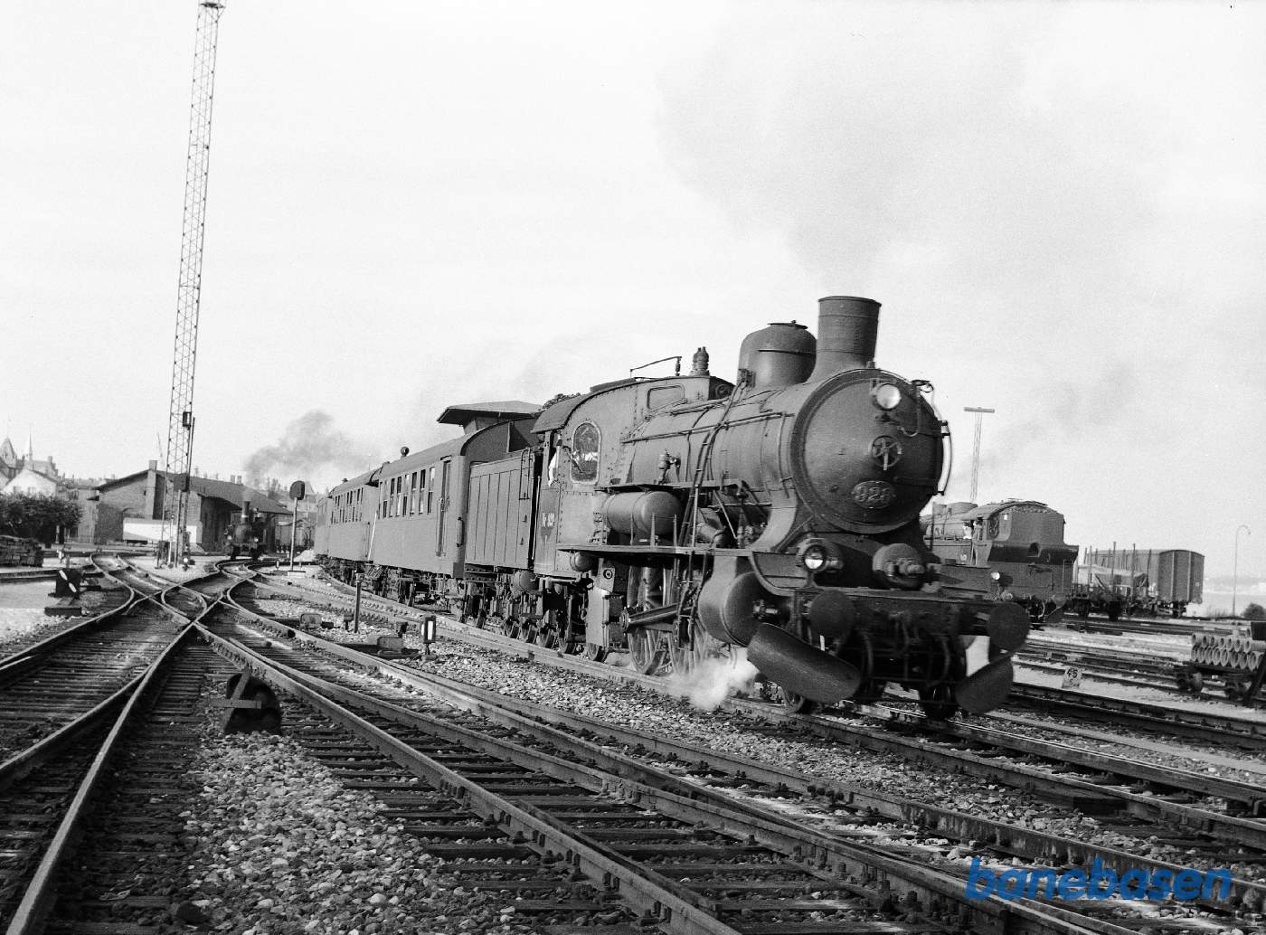 P 928 med tog 464 under udkørsel