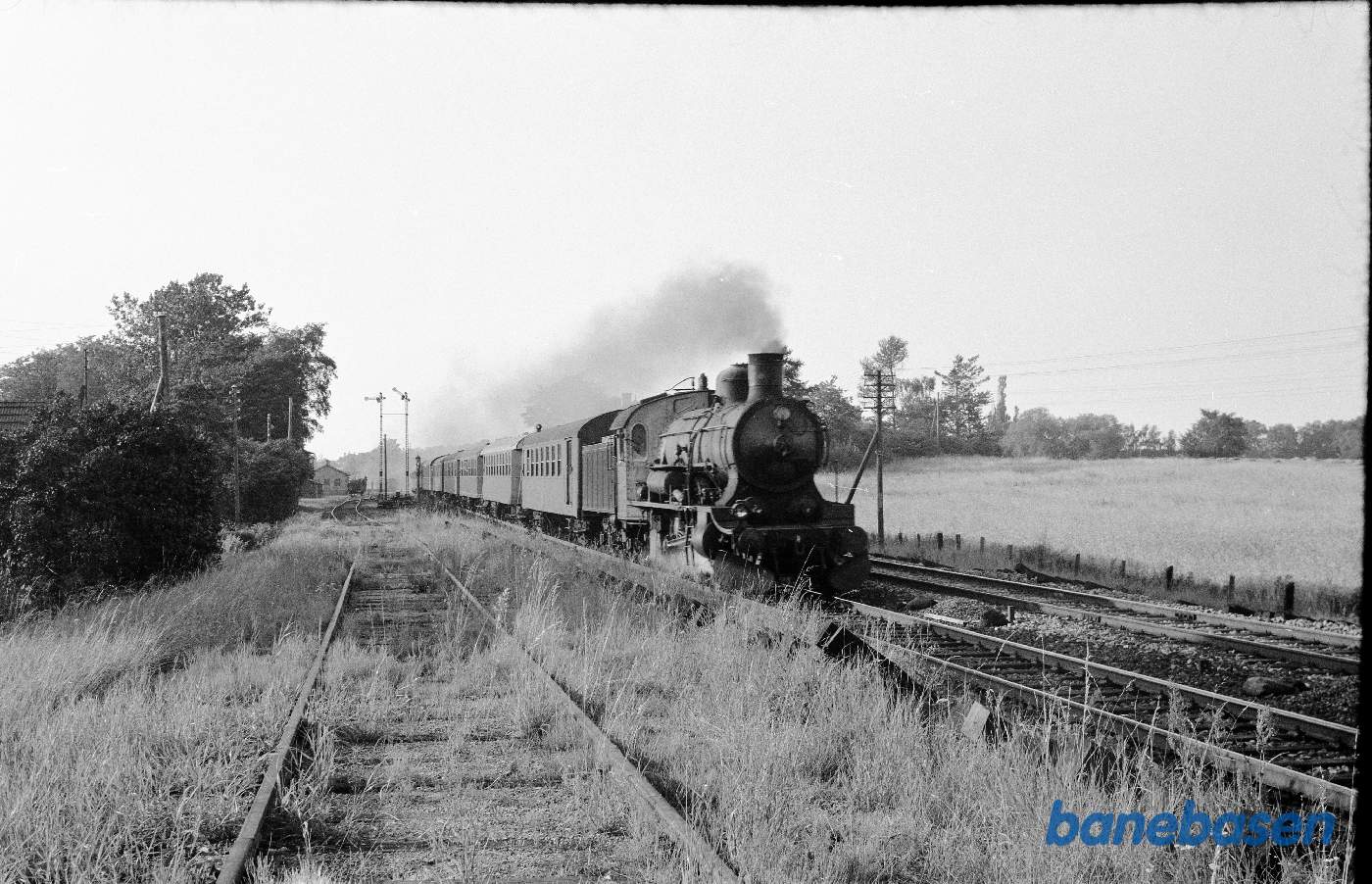 P-maskine med persontog mod København på vej ud af Rungsted P-maskine med persontog mod København på vej ud af Rungsted