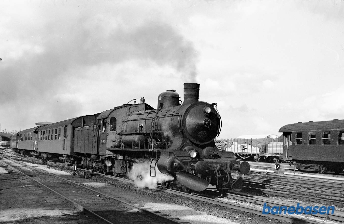 P 919 med persontog under udkørsel