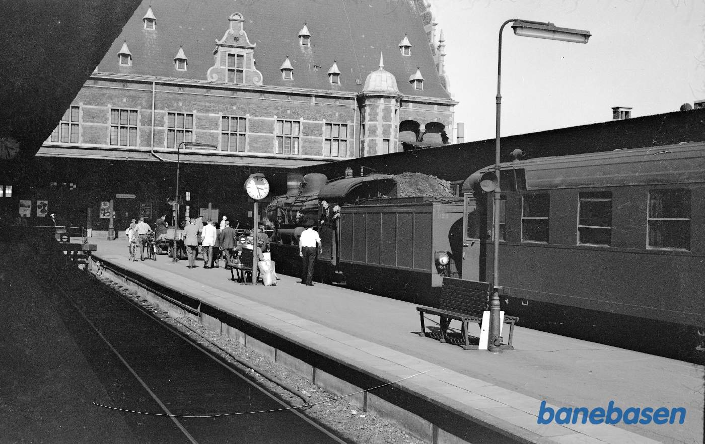 P 928 ankommet med persontog