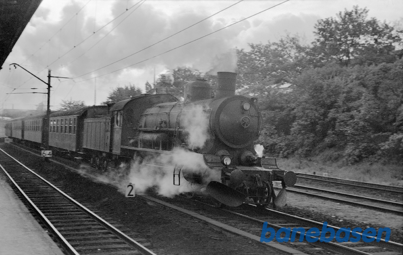 P-maskine med persontog ved Enghave S-station. Sporet til højre er udtræk fra Belvedere og helt til højre højre spor Valby-København H. I baggrunden bro for Enghavevej P-maskine med persontog ved Enghave S-station. Sporet til højre er udtræk fra Belvedere og helt til højre højre spor Valby-København H. I baggrunden bro for Enghavevej