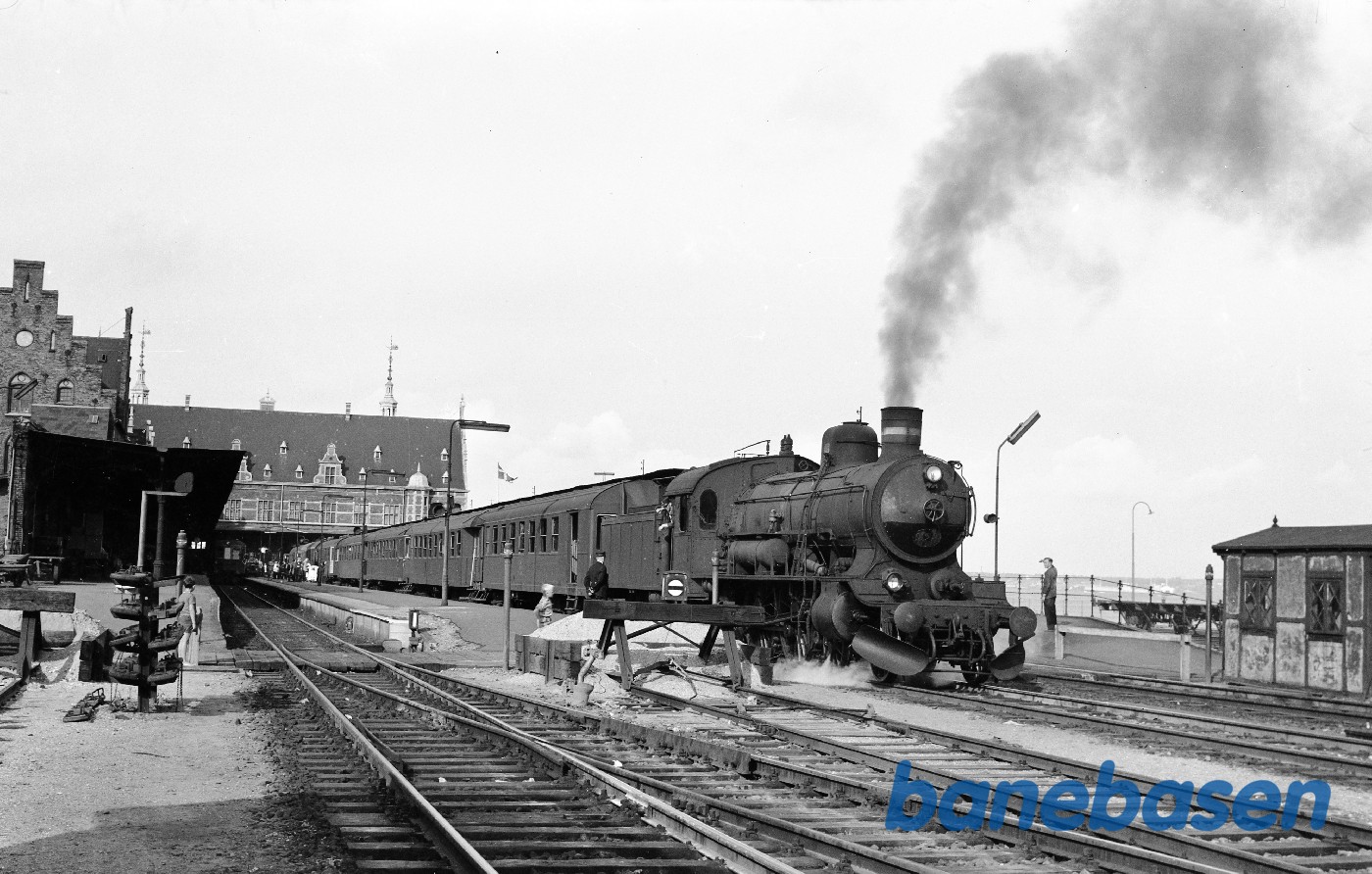 P 928 med persontog ved perron P 928 med persontog ved perron