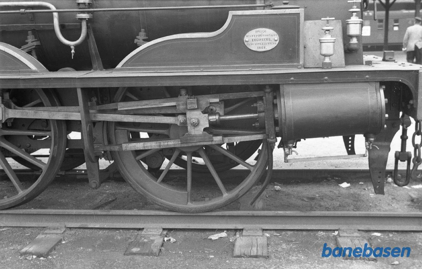 Damplokomotiv H 40, cylinder og gangtøj, højre side