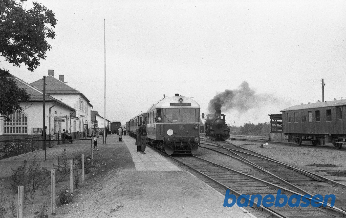 Diesellokomotiv 24 med persontog, i baggrunden K 564 Diesellokomotiv 24 med persontog, i baggrunden K 564