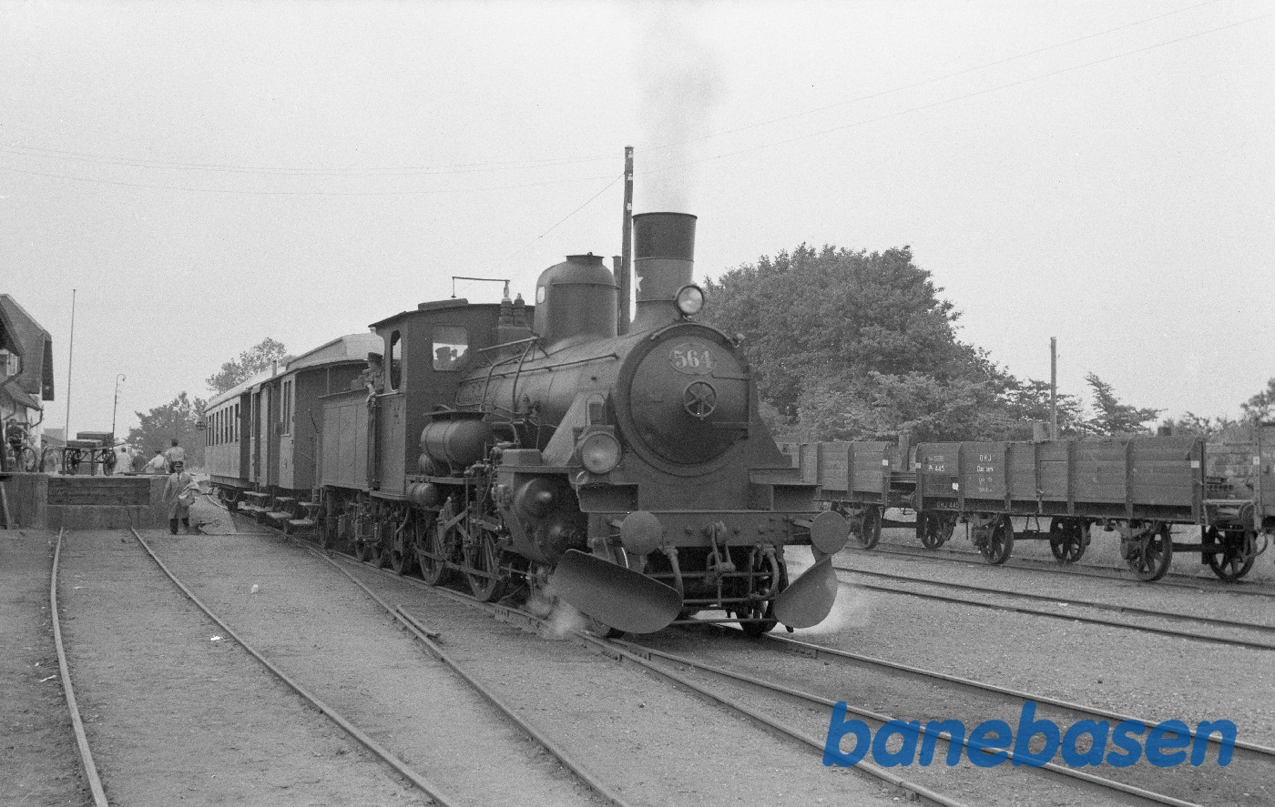 K 564 med persontog. I baggr. OHJ PF 445 K 564 med persontog. I baggr. OHJ PF 445