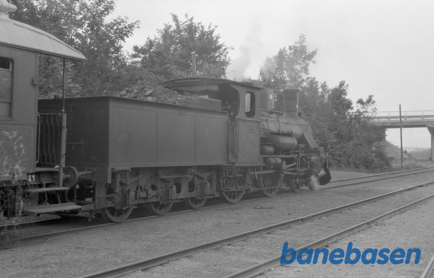 Udkørsel fra Nørre Asmindrup Station, imod Højby Sjælland, broen er i dag vej 225 Udkørsel fra Nørre Asmindrup Station, imod Højby Sjælland, broen er i dag vej 225