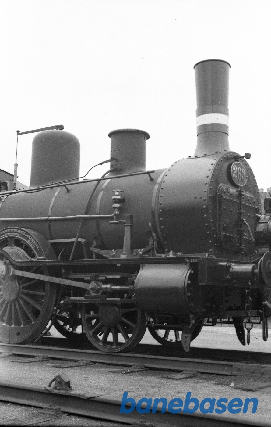 Damplokomotiv FS 263, kedel, skorsten dom m.m. ,højre side Damplokomotiv FS 263, kedel, skorsten dom m.m. ,højre side