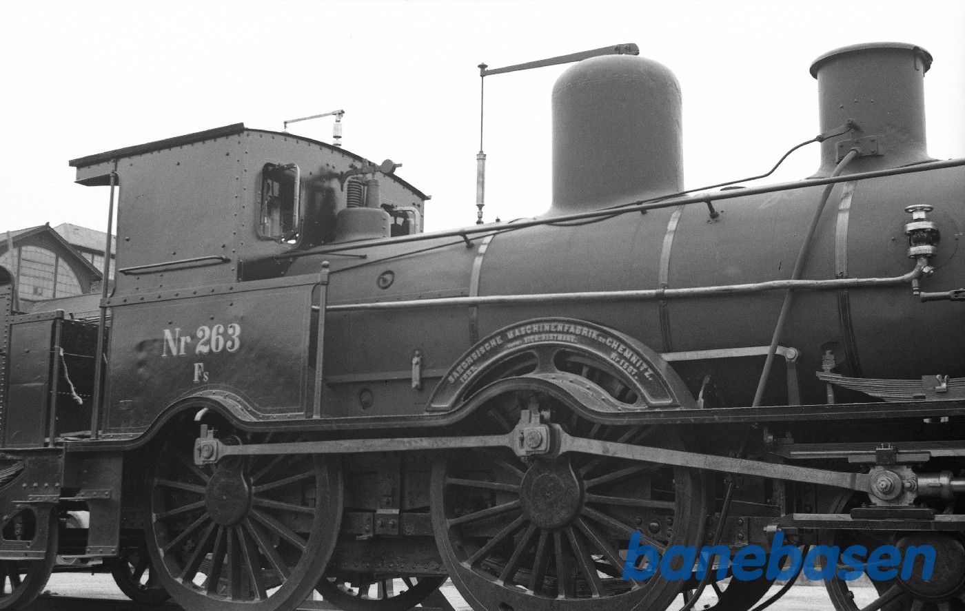 Damplokomotiv FS 263, kedel, skorsten dom m.m. ,højre side Damplokomotiv FS 263, kedel, skorsten dom m.m. ,højre side