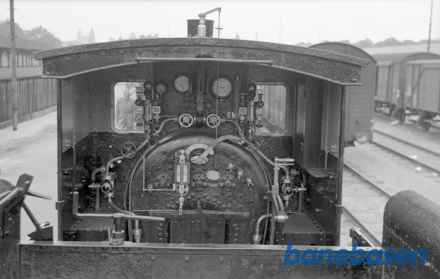 Damplokomotiv FS 263, førerplads, set fra tender Damplokomotiv FS 263, førerplads, set fra tender