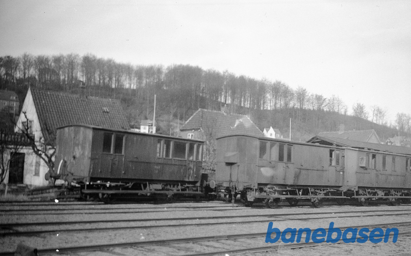 Person-og rejsegodsvogn E 42 + post-og rejsegodsvogne D 32 + D 31 Person-og rejsegodsvogn E 42 + post-og rejsegodsvogne D 32 + D 31