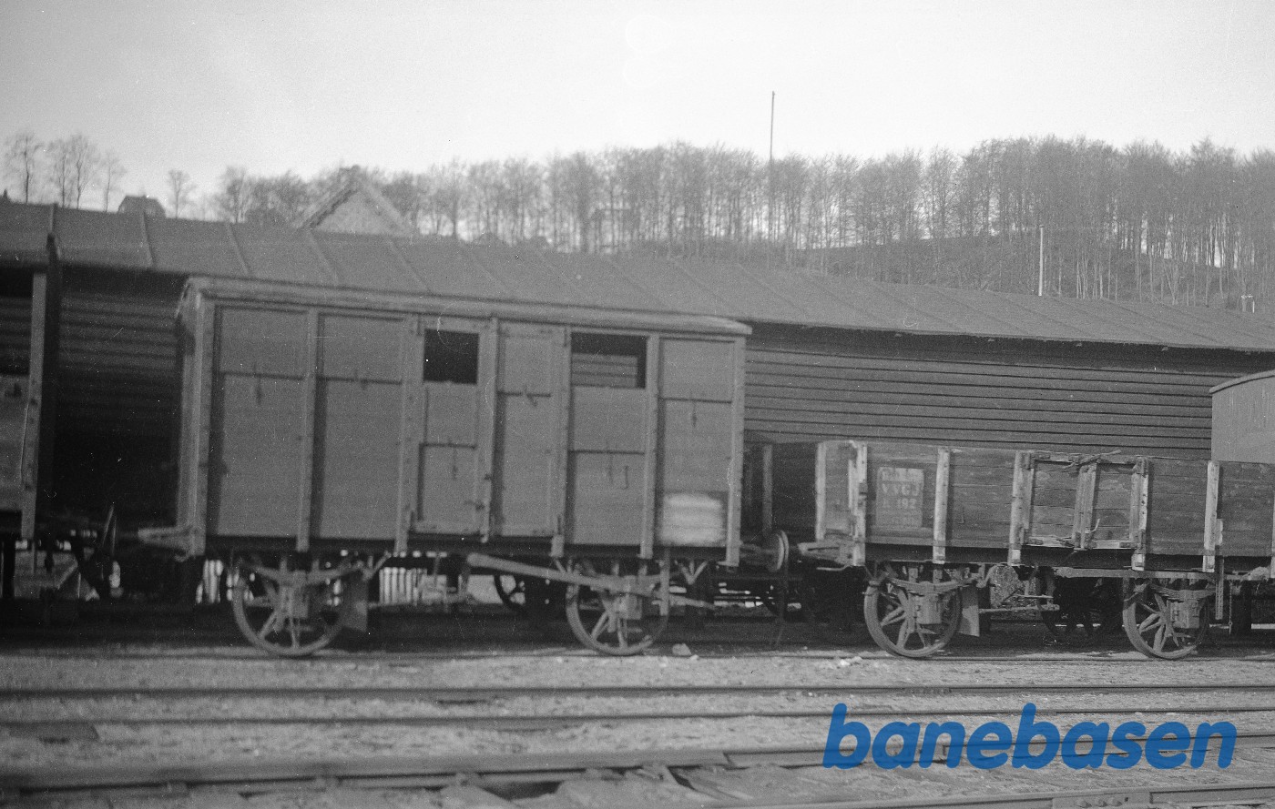 Lukket godsvogn Q 62 + åben godsvogn K 192 Lukket godsvogn Q 62 + åben godsvogn K 192