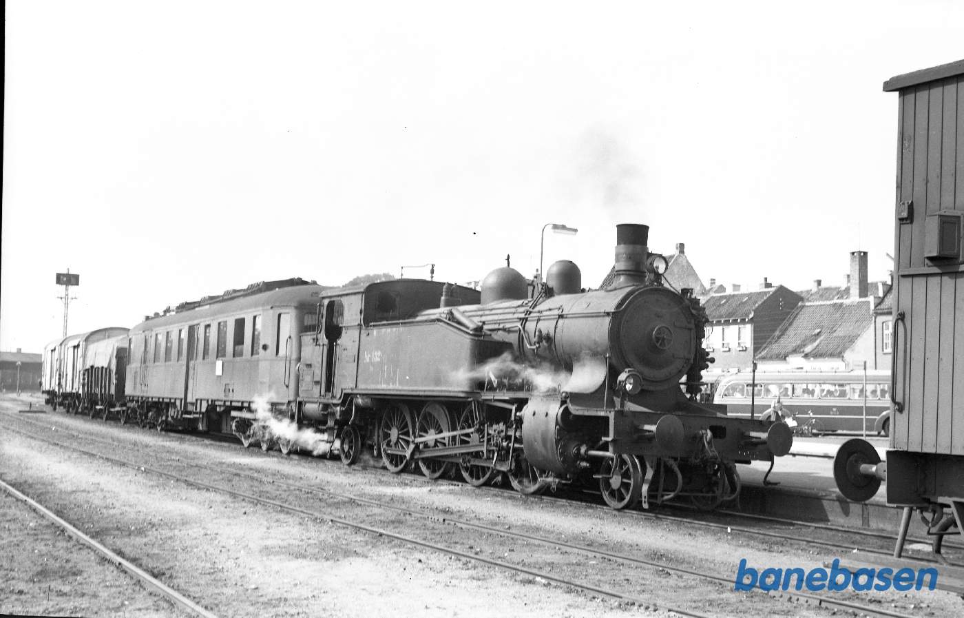 DF 132 som forspand på godstog med MP