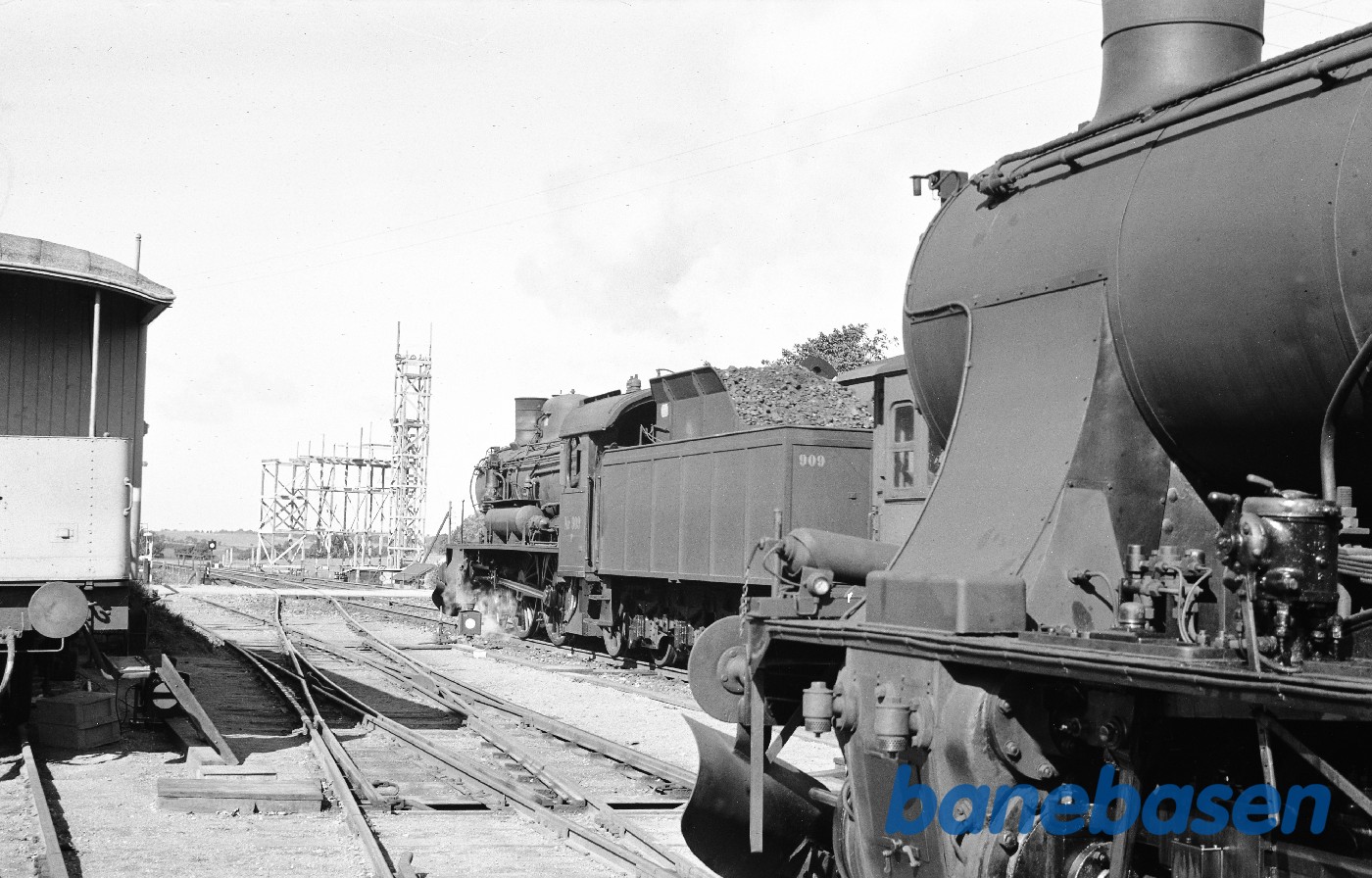 P 909 med tog 227 og D 830 med godstog 2815 P 909 med tog 227 og D 830 med godstog 2815