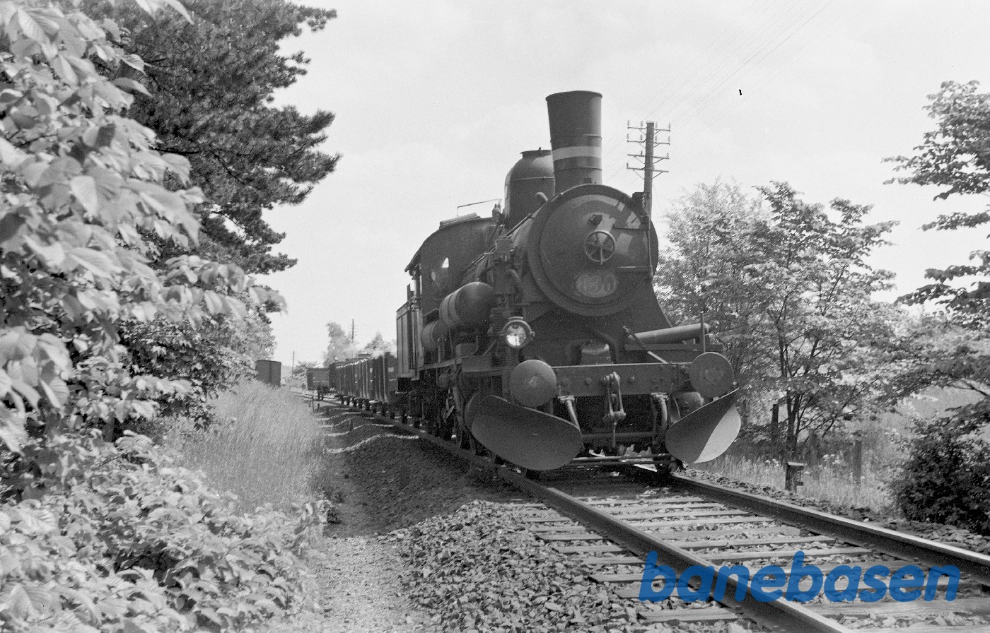Damplokomotiv D 830 med godstog rangerer ved Avnsøgård sidespor Damplokomotiv D 830 med godstog rangerer ved Avnsøgård sidespor