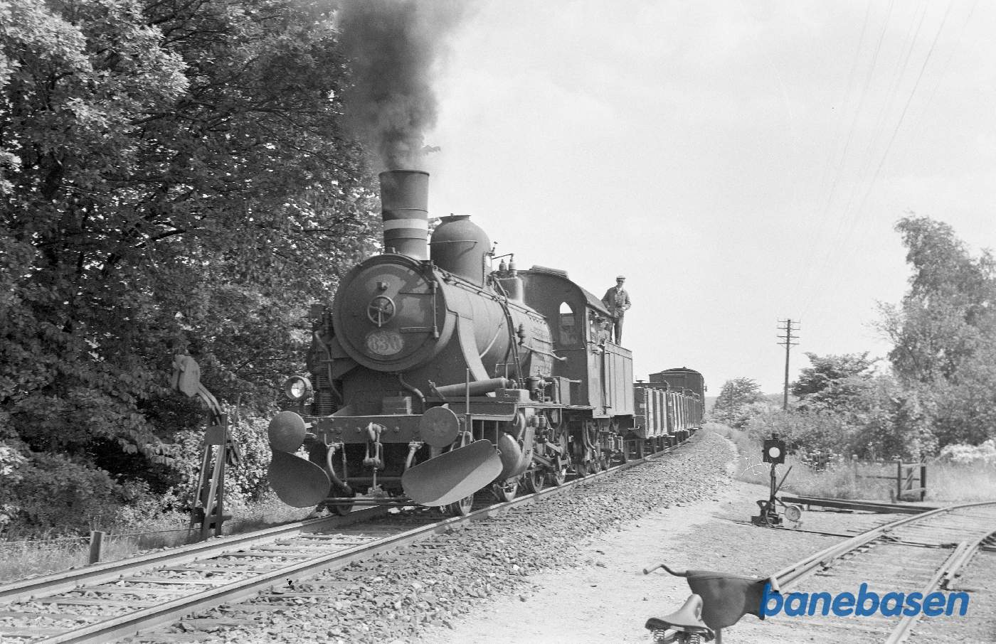 Damplokomotiv D 830 med godstog rangerer ved Avnsøgård sidespor