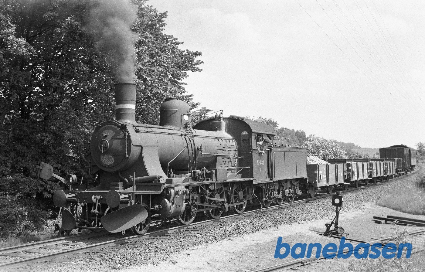 Damplokomotiv D 830 med godstog rangerer ved Avnsøgård sidespor Damplokomotiv D 830 med godstog rangerer ved Avnsøgård sidespor