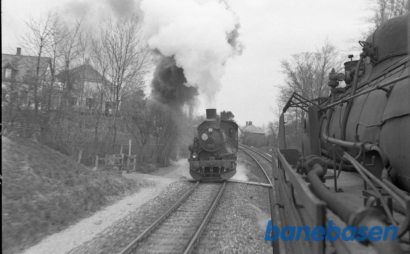 D 838 med godstog krydser S-mask. med tog 427, nord for Snekkersten D 838 med godstog krydser S-mask. med tog 427, nord for Snekkersten