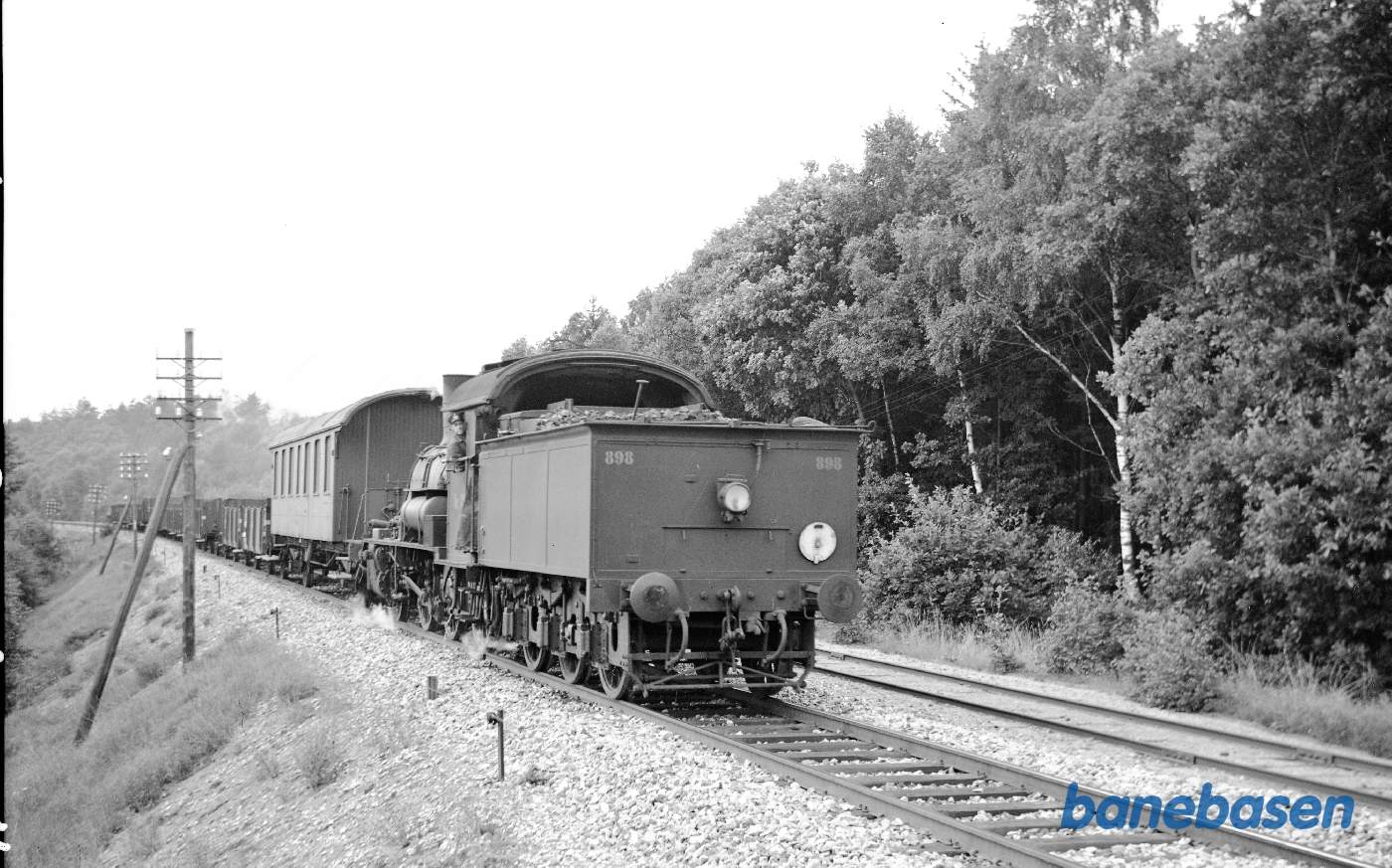 D 898 (baglæns) med godstog ankommer fra Funder