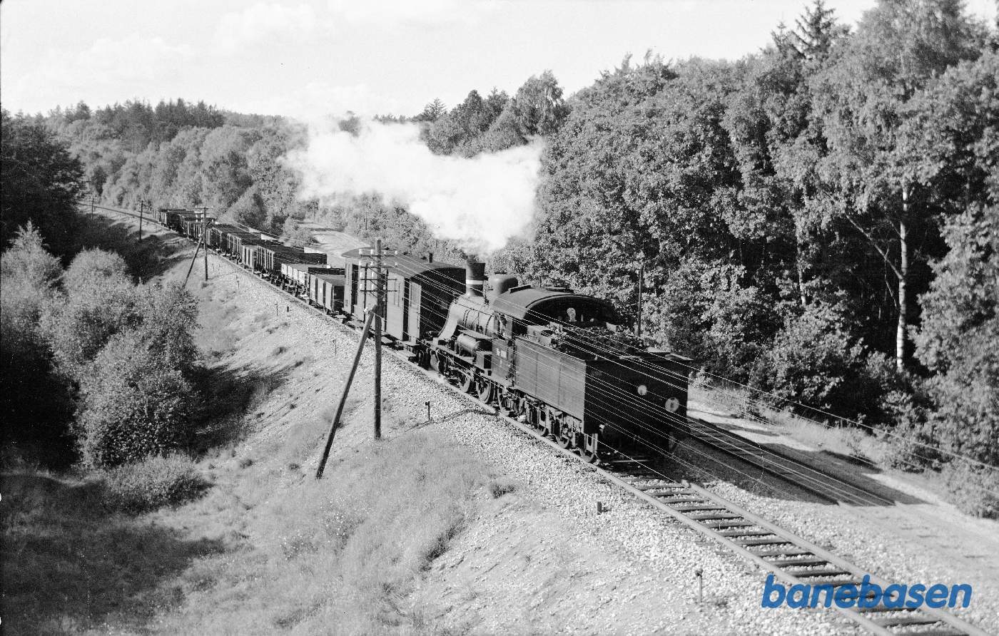 D 898 (baglæns) med godstog ankommer fra Funder