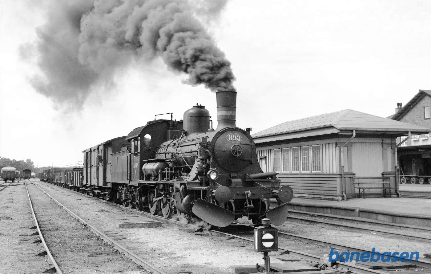 D 893 med tomt ballasttog mod Langå D 893 med tomt ballasttog mod Langå