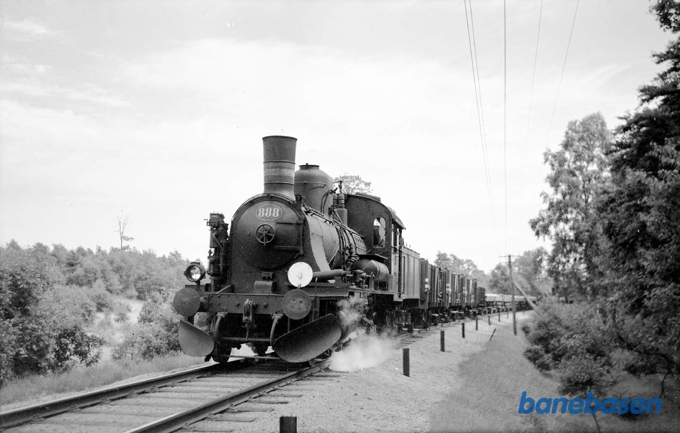 D 888 med ballasttog ca. 1 km fra Silkeborg, under indkørsel fra Langå