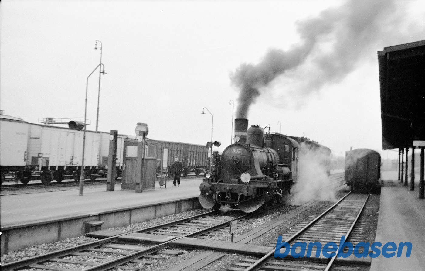 D 897 + togførervogn D 897 + togførervogn