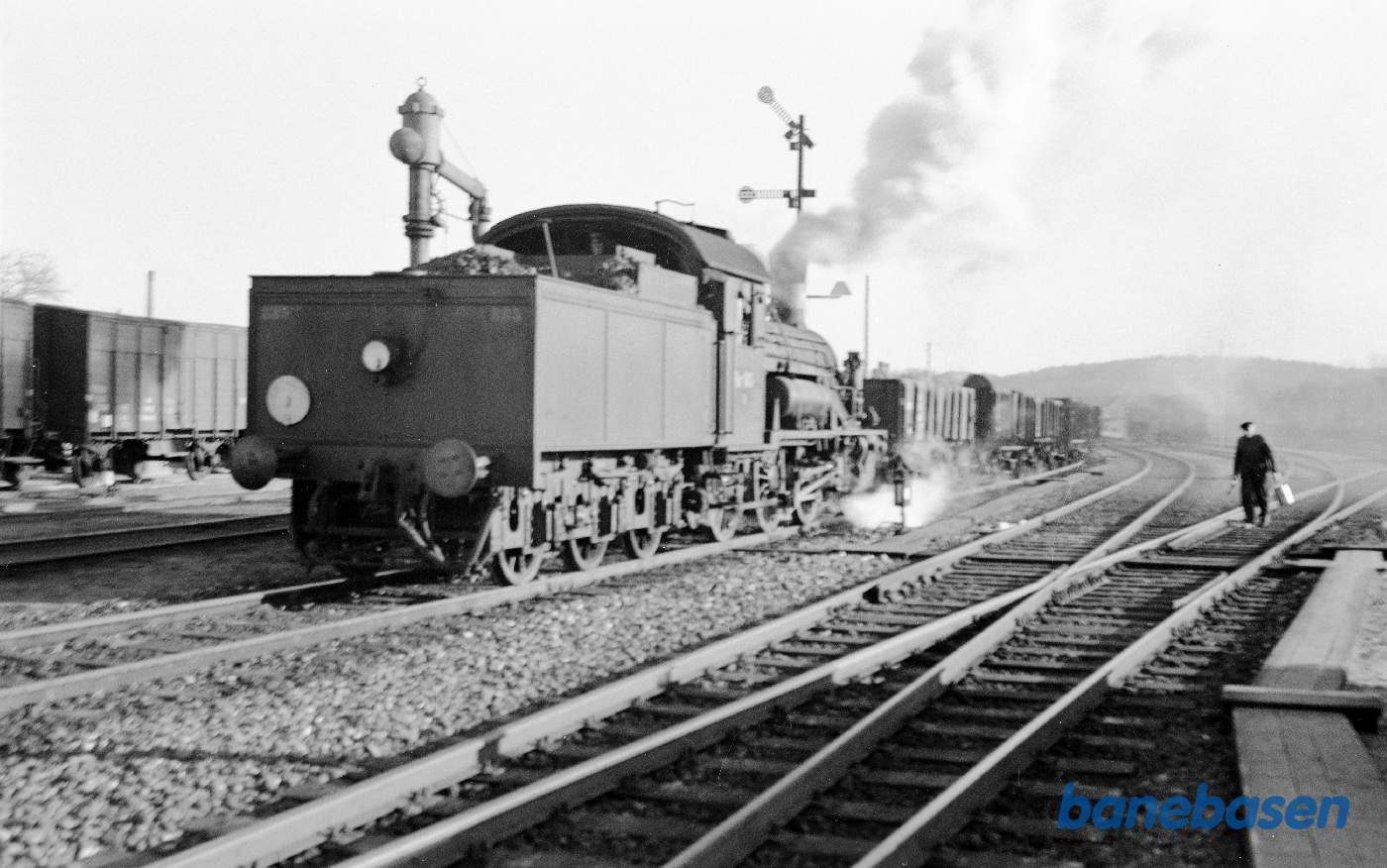 D 885 (baglæns) med ballasttog