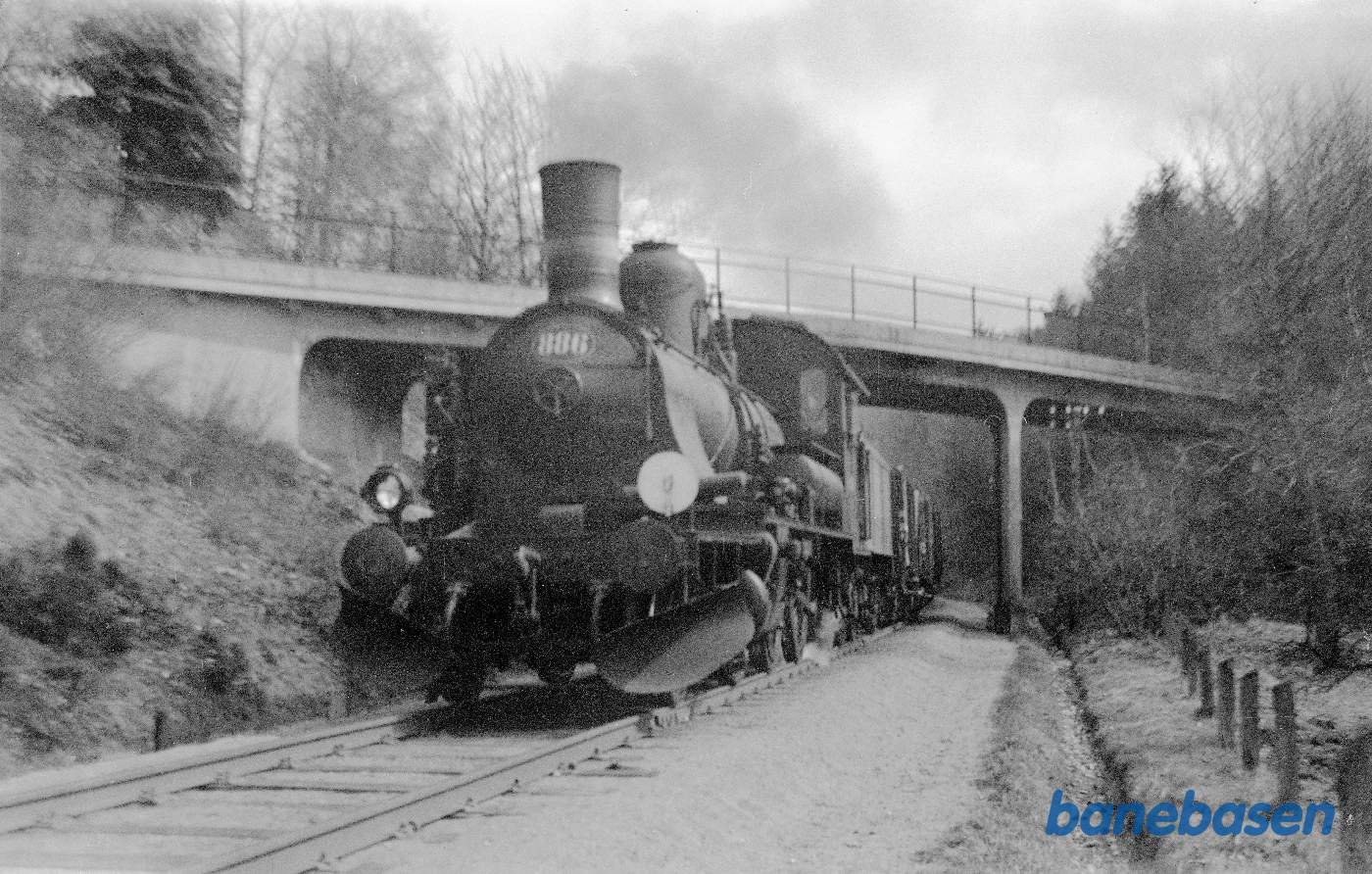 D 886 med godstog under indkørsel fra Langå