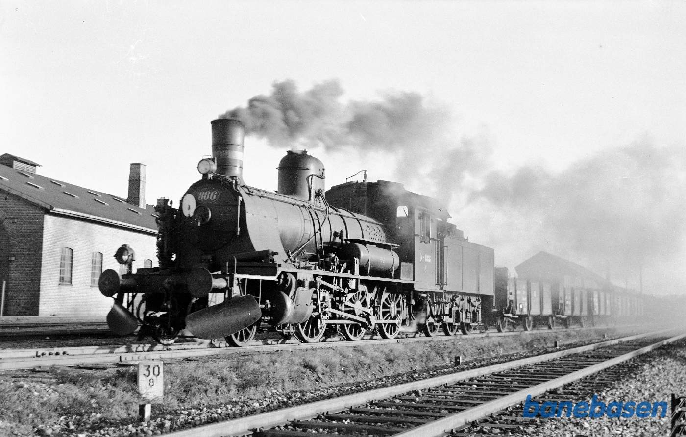 D 886 med ballasttog under udkørsel mod Funder D 886 med ballasttog under udkørsel mod Funder