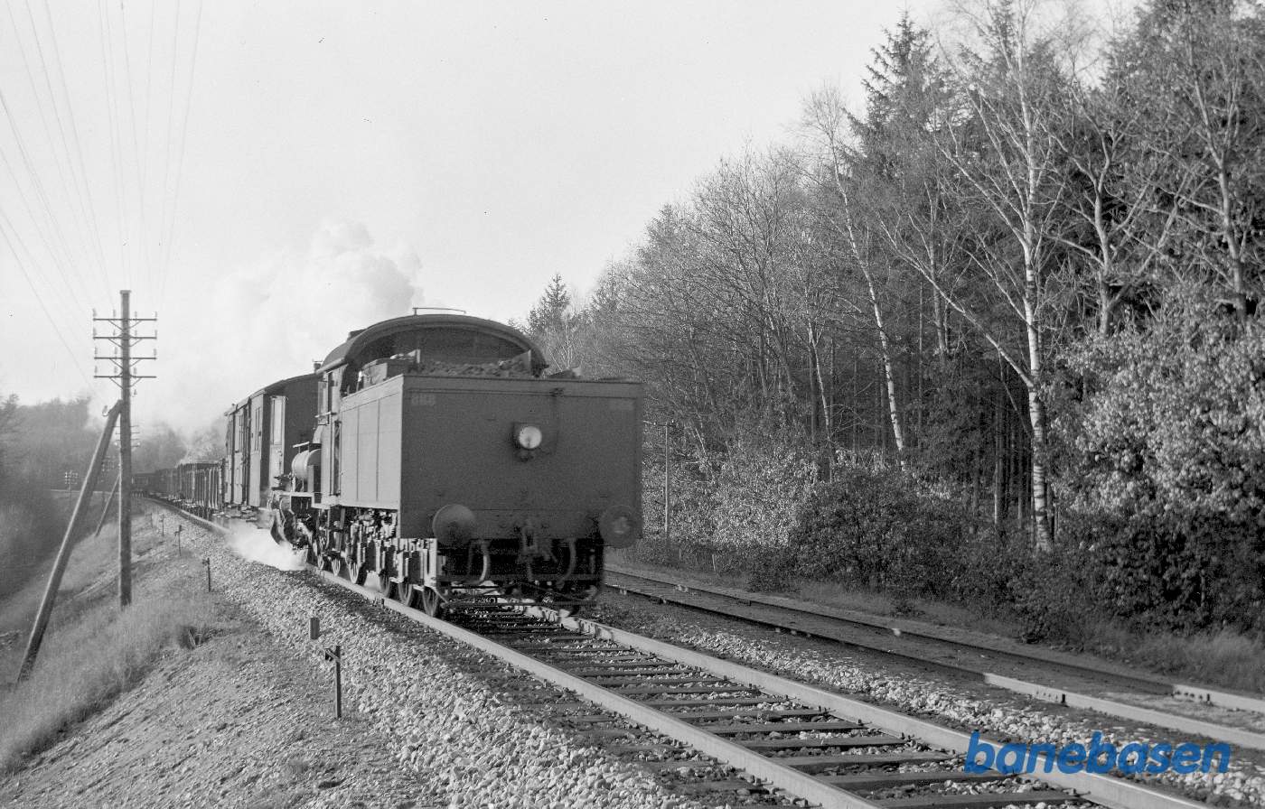 D 888 (baglæns) med ballasttog under indkørsel (?) fra Funder D 888 (baglæns) med ballasttog under indkørsel (?) fra Funder