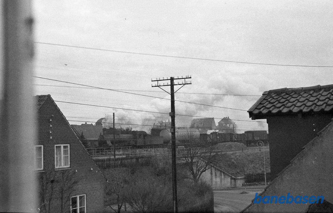 D-maskine med godstog under udkørsel D-maskine med godstog under udkørsel