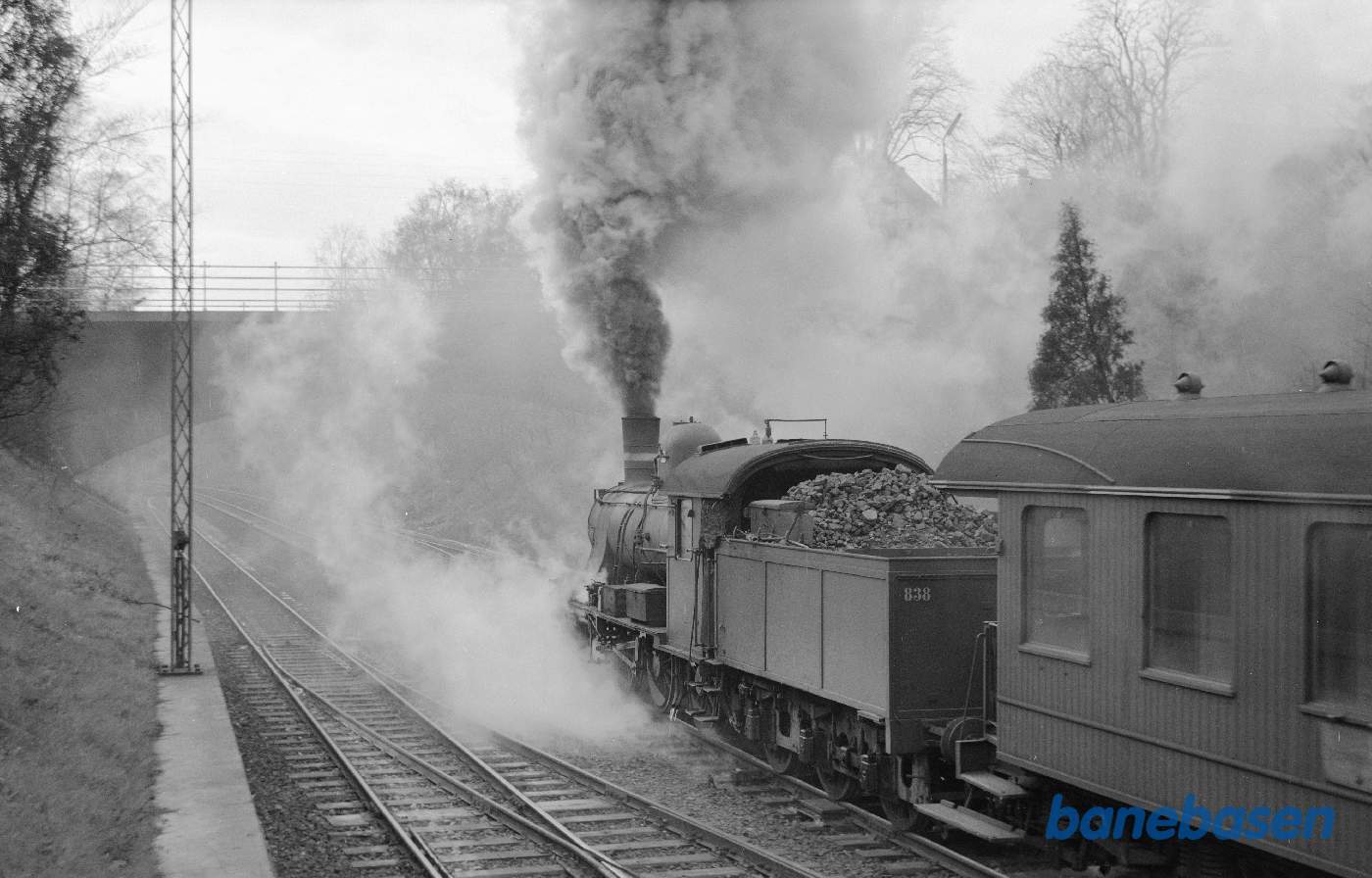 D 838 med godstog under udkørsel D 838 med godstog under udkørsel