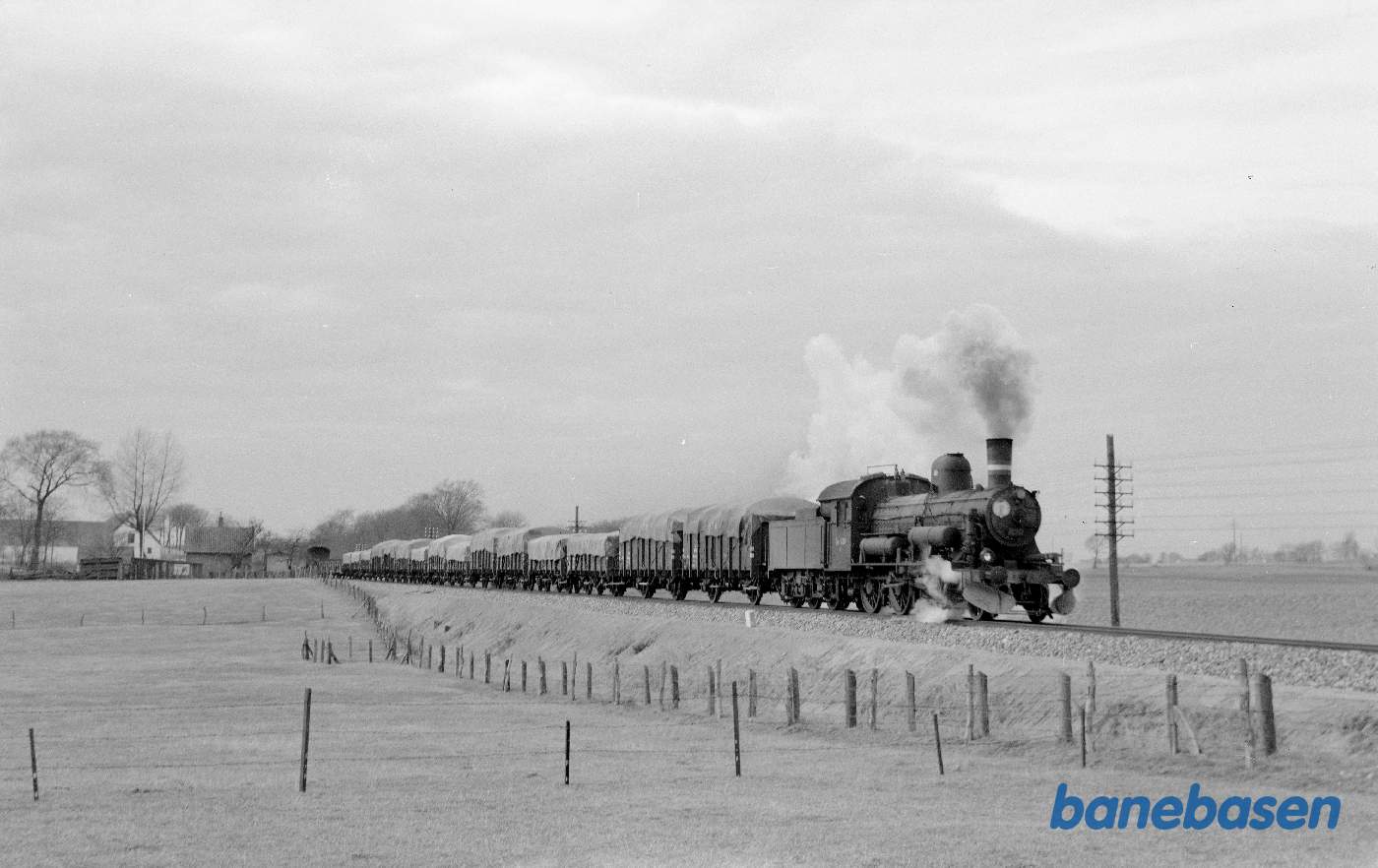 D 830 med godstog (gødning)