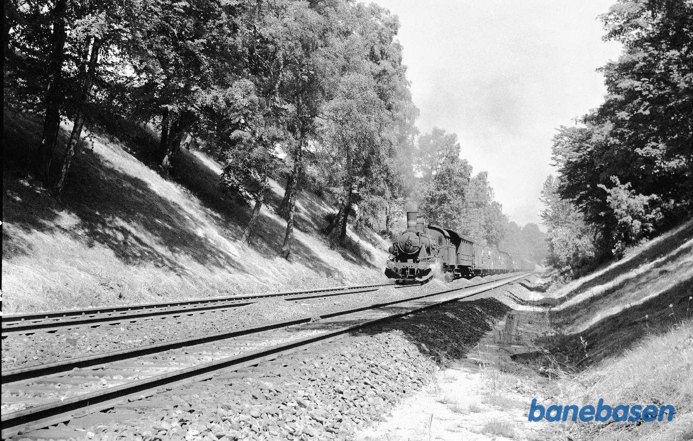 D 831 med godstog på vej ud af Helsingør ved km 44,6