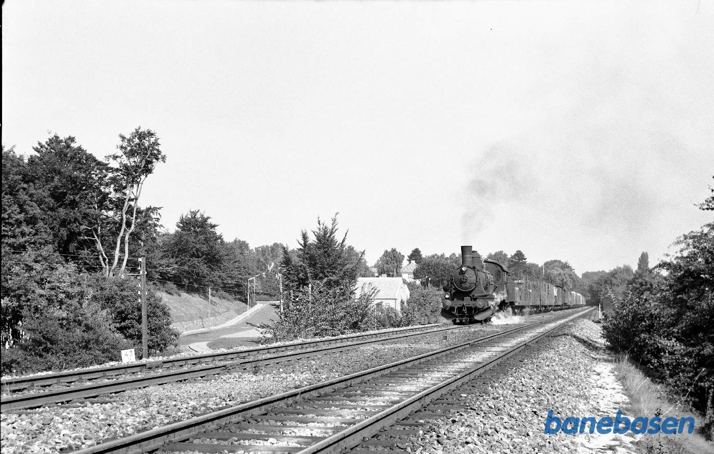 D 825 med godstog på Kystbanen, det er Stubbedamsvej til venstre