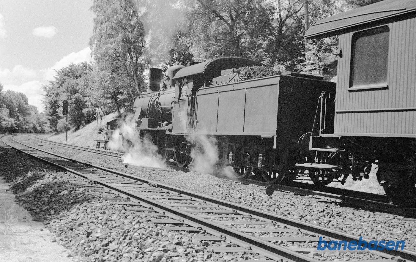 Damplokomotiv med tog holder for stop ved Helsingørs I-signal Damplokomotiv med tog holder for stop ved Helsingørs I-signal