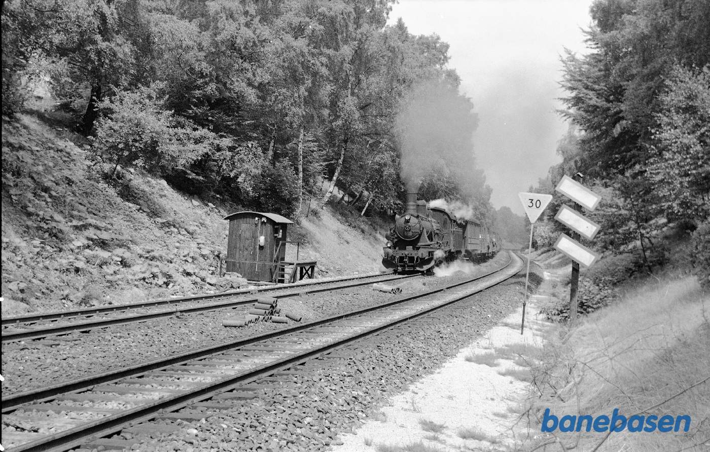 D 825 med godstog på vej ud af Helsingør. 400 meter mærket til Helsingørs I-signal