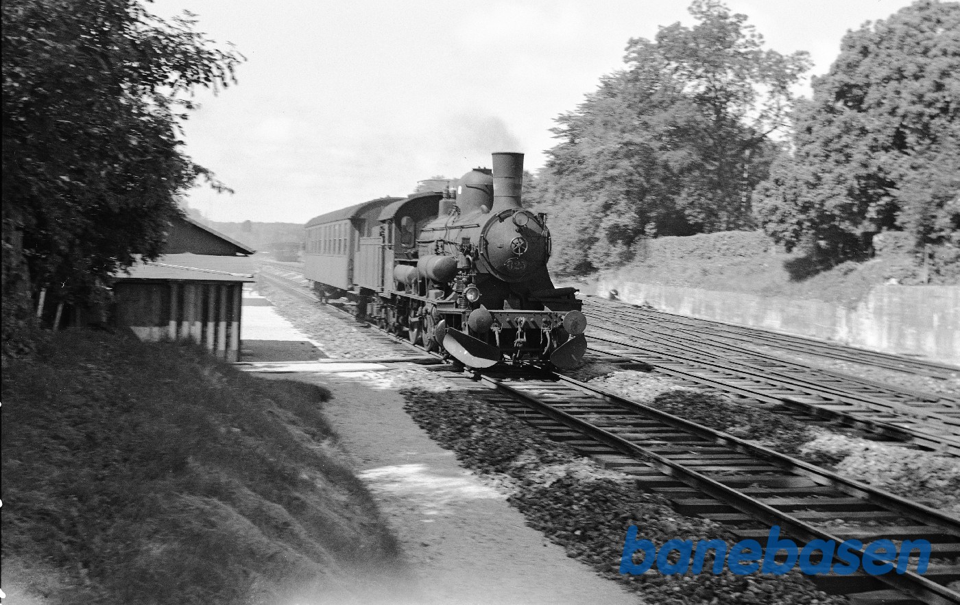 D 825 med persontog under udkørsel mod Helsingør D 825 med persontog under udkørsel mod Helsingør