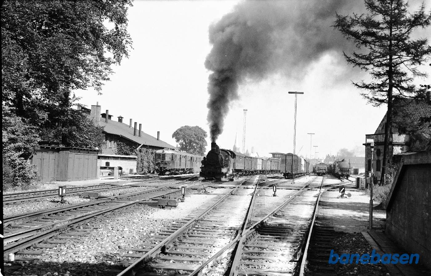 D 824 med godstog under udkørsel D 824 med godstog under udkørsel