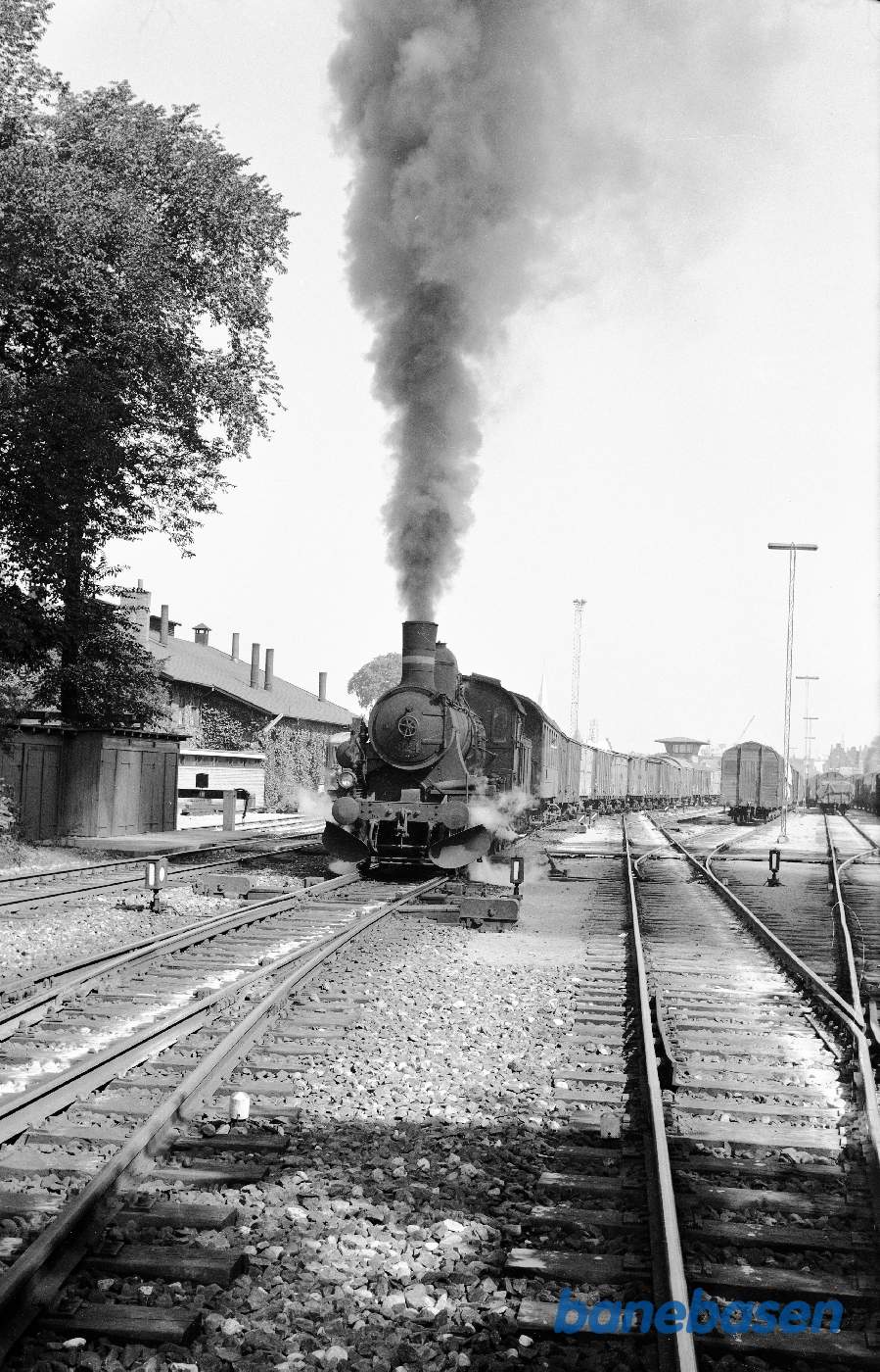 D 824 med godstog under udkørsel D 824 med godstog under udkørsel