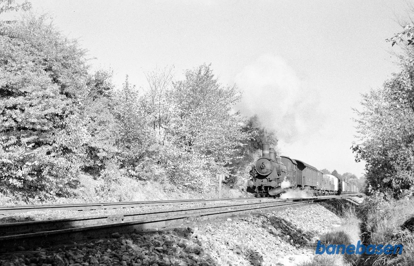 D 824 med godstog et sted på Kystbanen