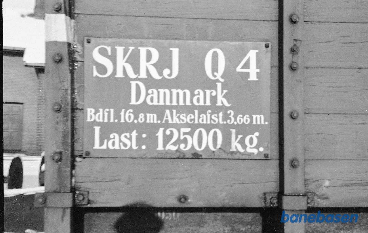 Påskriftplade på Q 4