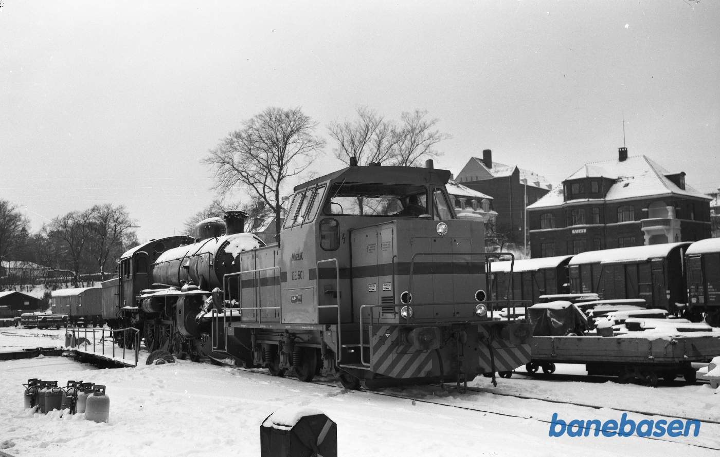 MaK DE 501 (demo-lokomotiv), i baggrund SJ damplokomotiv B 1266