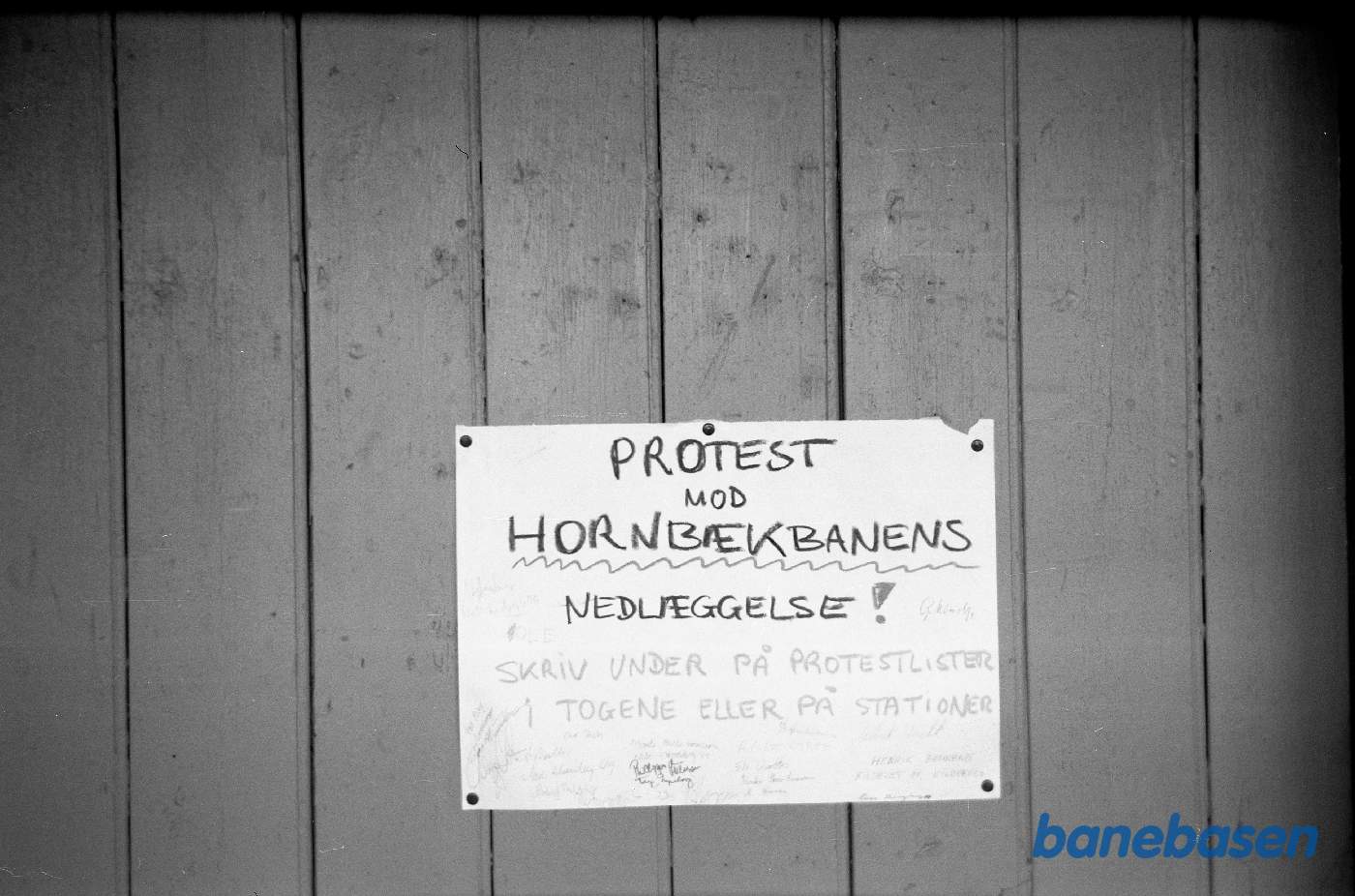Opslag/skilt "Protest mod Hornbækbanens nedlæggelse"