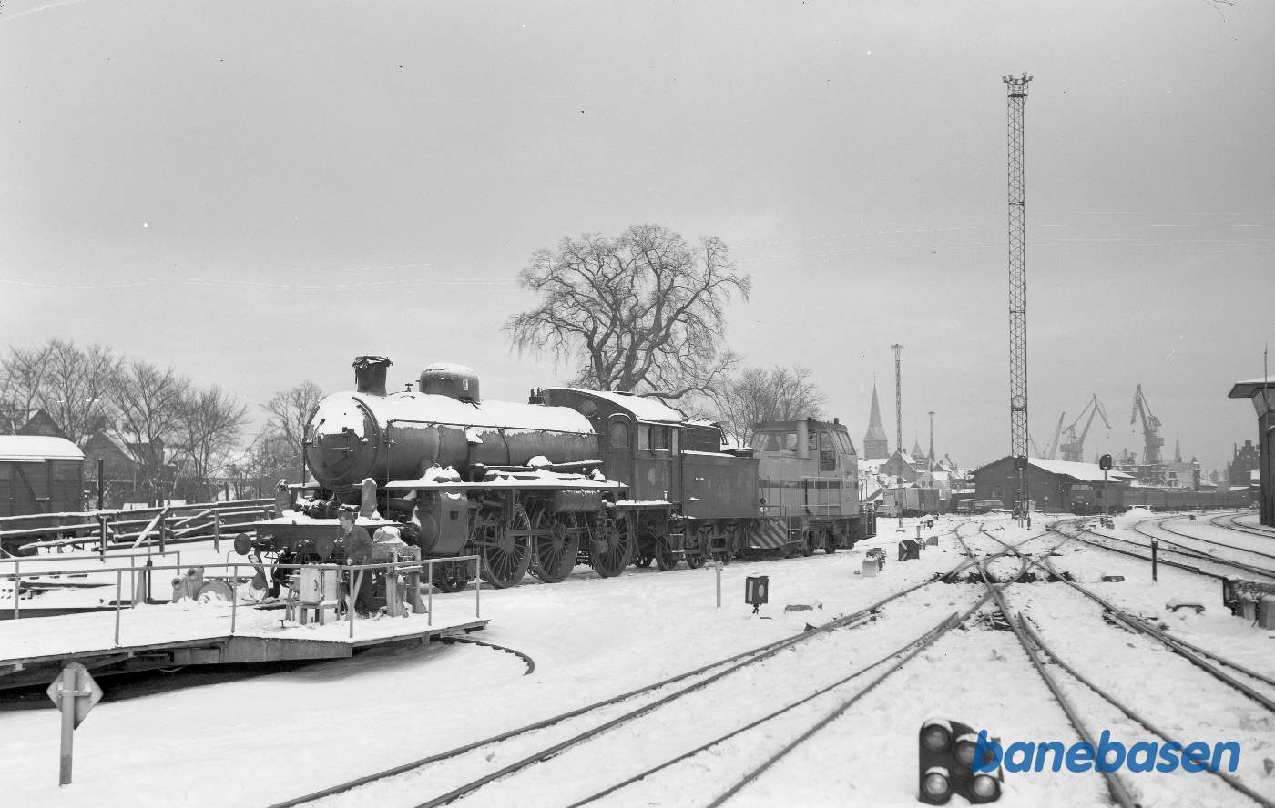 Damplokomotiv B 1266, i baggrund MaK demo-lokomotiv DE 501