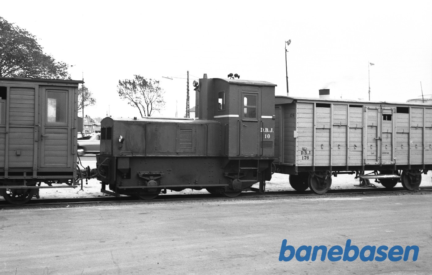 Diesellokomotiv ML 10 + lukket godsvogn 176 Diesellokomotiv ML 10 + lukket godsvogn 176