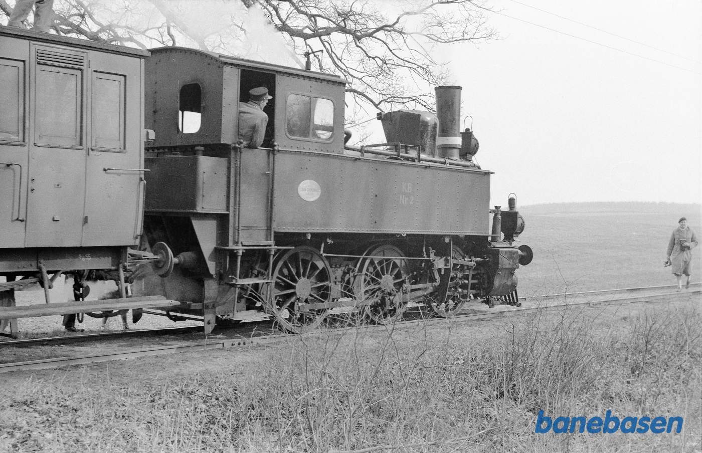 Damplokomotiv 2 med udflugtstog for DMJK efter markvejen ved godset Marielyst lidt før Florke
