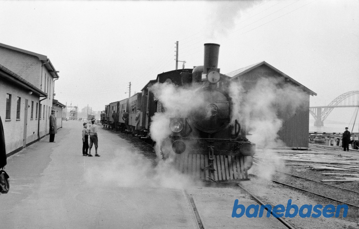 Damplokomotiv 2 med udflugtstog for DMJK Damplokomotiv 2 med udflugtstog for DMJK