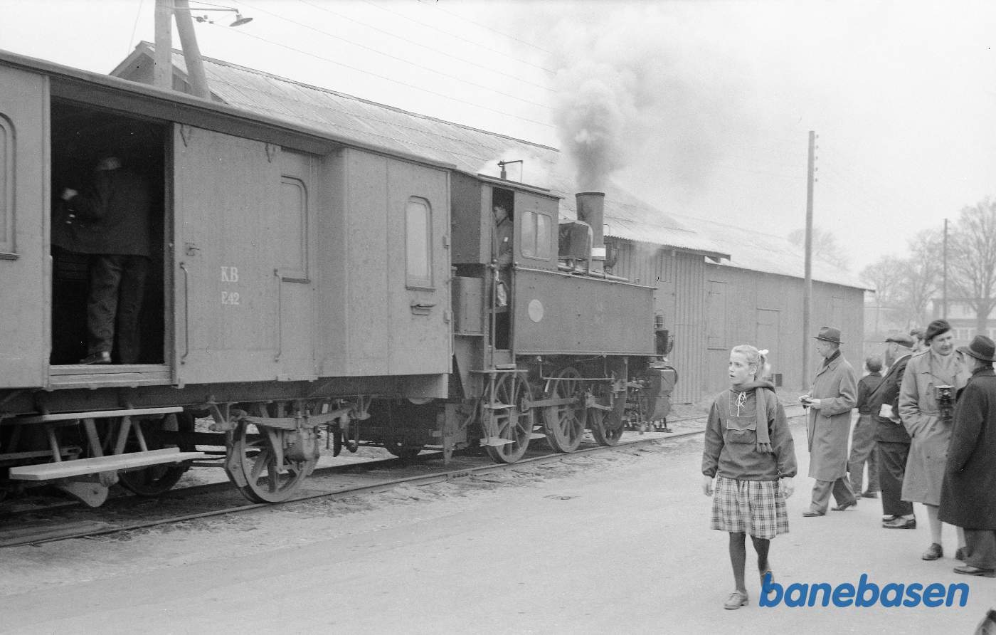 Damplokomotiv 2 med udflugtstog for DMJK