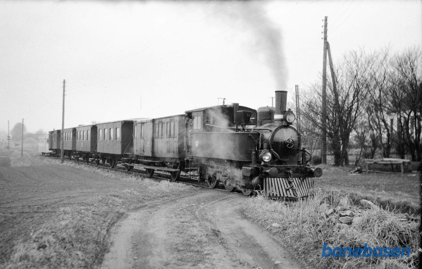 Damplokomotiv 2 med tidl. udflugtstog for DMJK, nu plantog med skinnebus bagpå